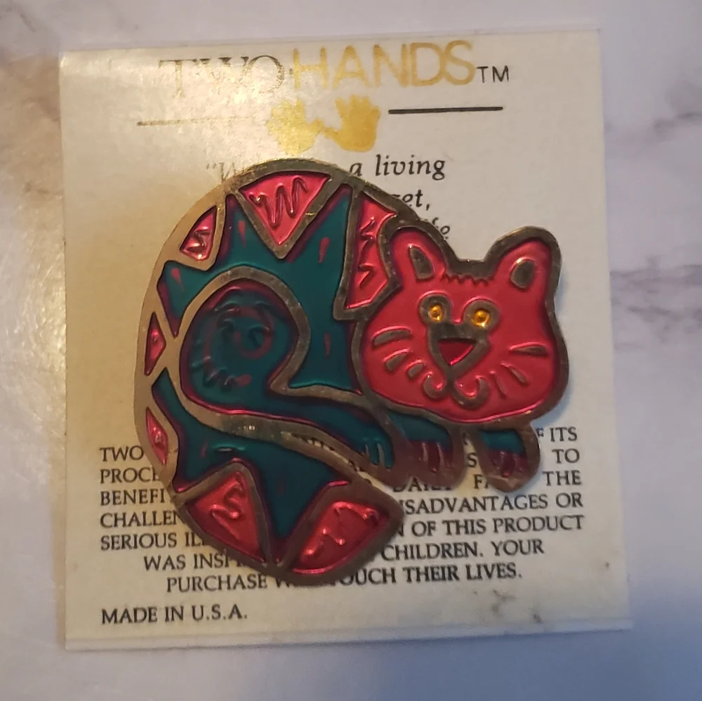 Two Hands Cat Pin/Brooch - Picture 1 of 1